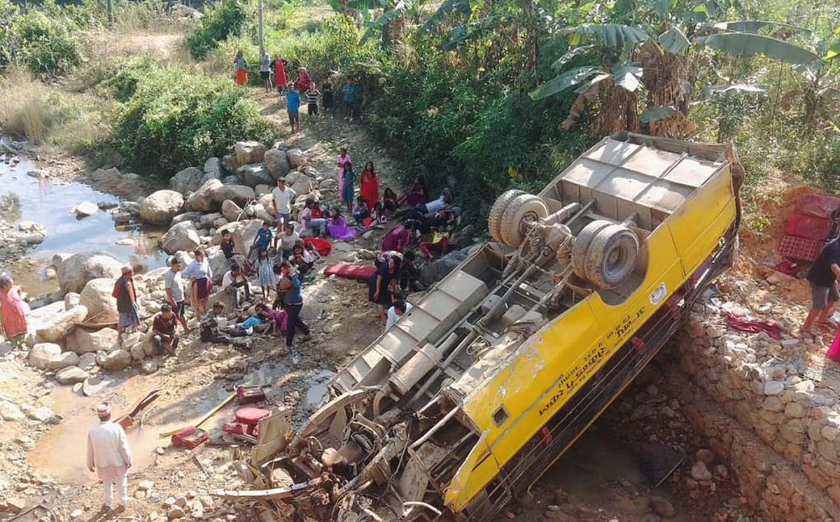 उदयपुरमा स्कुल बस दुर्घटना हुँदा ३ को मृत्यु ३९ जना घाइते